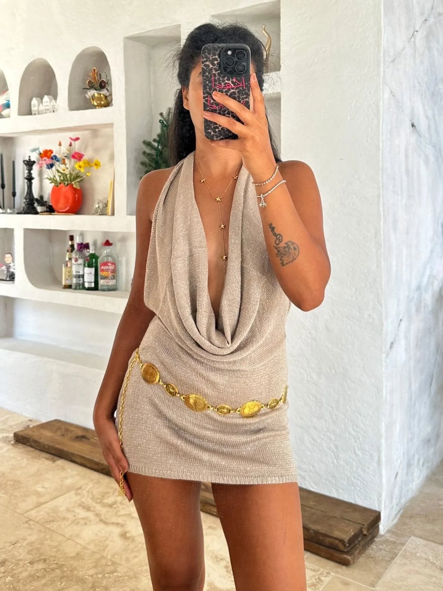Minivestido de mujer con escote profundo en V y espalda descubierta